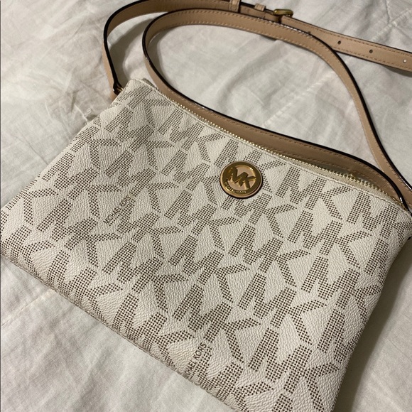 Michael Kors Handbags - Mk crossbody purse
